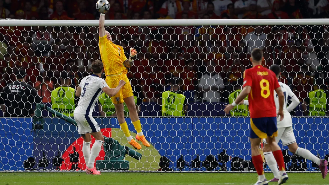 El portero de la selecci&oacute;n inglesa Jordan Pickford despeja un bal&oacute;n durante el encuentro correspondiente a la final de la Eurocopa que disputaron Espa&ntilde;a e Inglaterra en el Estadio Ol&iacute;mpico de Berl&iacute;n. EFE /J.J.Guill&eacute;n