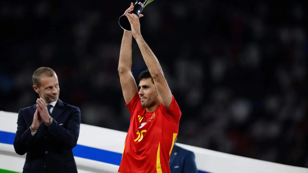 Rodrigo tras el encuentro correspondiente a la final de la Eurocopa que disputaron Inglaterra en el Estadio Ol&iacute;mpico de Berl&iacute;n. EFE/ Alberto Est&eacute;vez