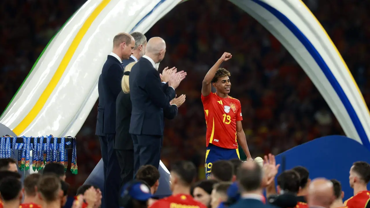 El espa&ntilde;ol Lamine Yamal tras el encuentro correspondiente a la final de la Eurocopa que disputaron Inglaterra en el Estadio Ol&iacute;mpico de Berl&iacute;n. EFE/EPA/CLEMENS BILAN