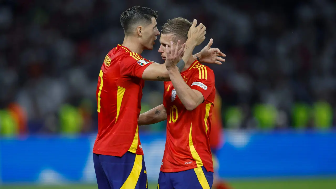 El delantero de la selecci&oacute;n espa&ntilde;ola &Aacute;lvaro Morata abraza a Dani Olmo tras ser sustituido durante el encuentro correspondiente a la final de la Eurocopa que disputaron Espa&ntilde;a e Inglaterra en el Estadio Ol&iacute;mpico de Berl&iacute;n. EFE /Alberto Est&eacute;vez