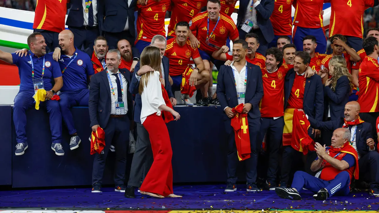 El rey Felipe y la infanta Sof&iacute;a celebran con jugadores y cuerpo t&eacute;cnico de la selecci&oacute;n espa&ntilde;ola la victoria ante Inglaterra en la final de la Eurocopa que se ha disputado en el Estadio Ol&iacute;mpico de Berl&iacute;n. EFE/J.J. Guill&eacute;n