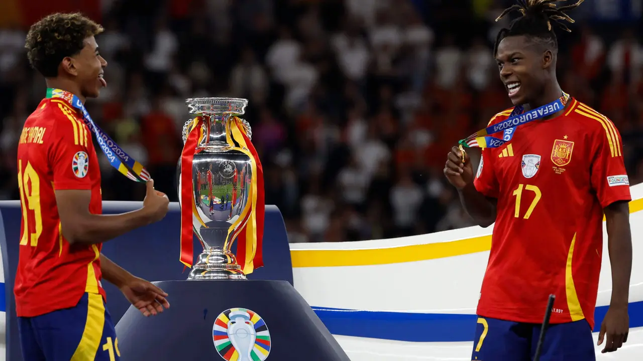 Los jugadores de la selecci&oacute;n espa&ntilde;ola Nico Williams y Lamine Yamal tras recibir las medallas de campeones de la Eurocopa al derrotar por 2-1 a Inglaterra en el encuentro que han disputado en el estadio Ol&iacute;mpico de Berl&iacute;n. EFE / J.J.Guillen.