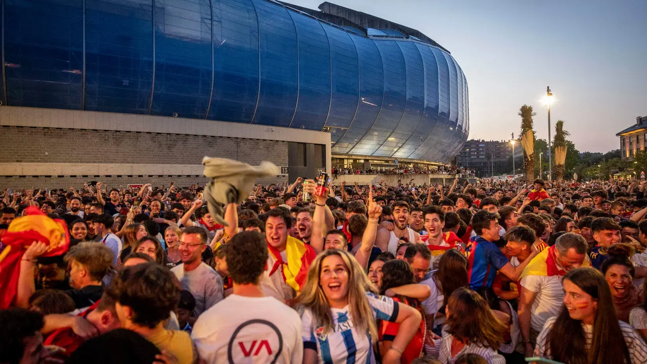 Aficionados celebran el gol de Espa&ntilde;a ante Inglaterra en la final de la Eurocopa,en una pantalla gigante instalada este domingo junto al estadio Reale Arena de San Sebasti&aacute;n. EFE/Javier Etxezarreta