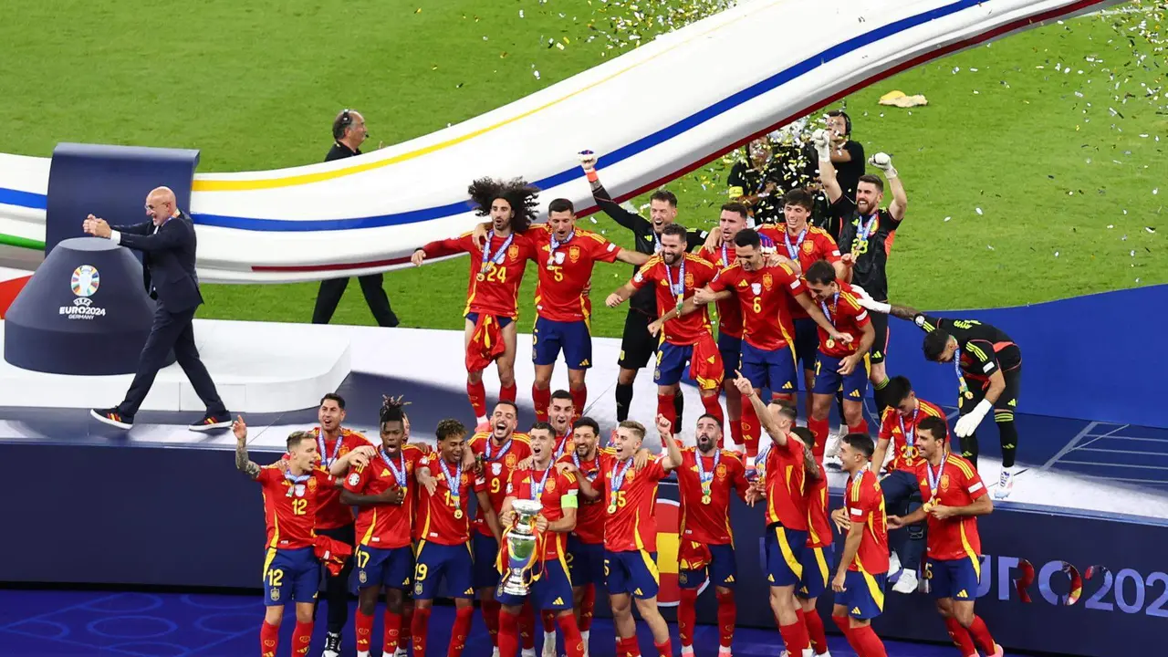 Los jugadores de Espa&ntilde;a tras el encuentro correspondiente a la final de la Eurocopa que disputaron Inglaterra en el Estadio Ol&iacute;mpico de Berl&iacute;nEFE/EPA/HANNIBAL HANSCHKE