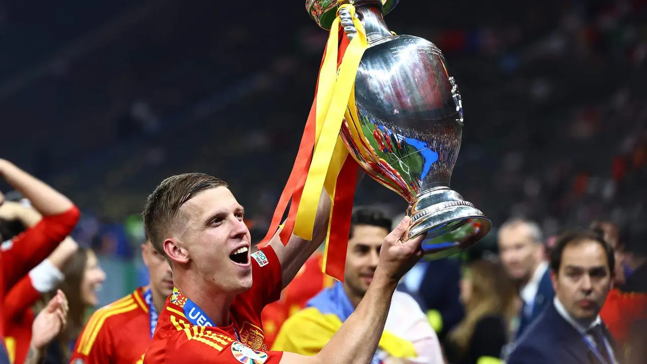Daniel Olmo con el trofeo en Berlin, Alemania. EFE/EPA/FILIP SINGER