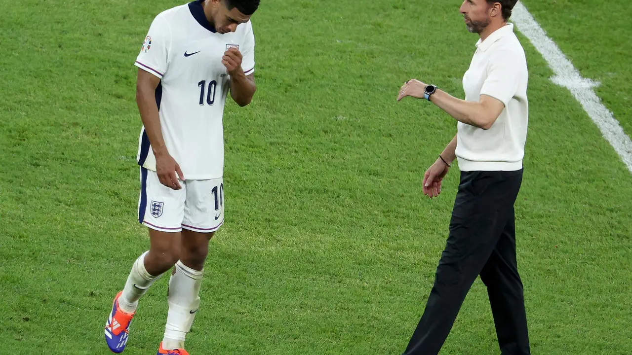 Gareth Southgate, seleccionador de Inglaterra de f&uacute;tbol, junto al jugador Jude Bellingham tras perder la final en Berl&iacute;n EFE/EPA/GEORGI LICOVSKI