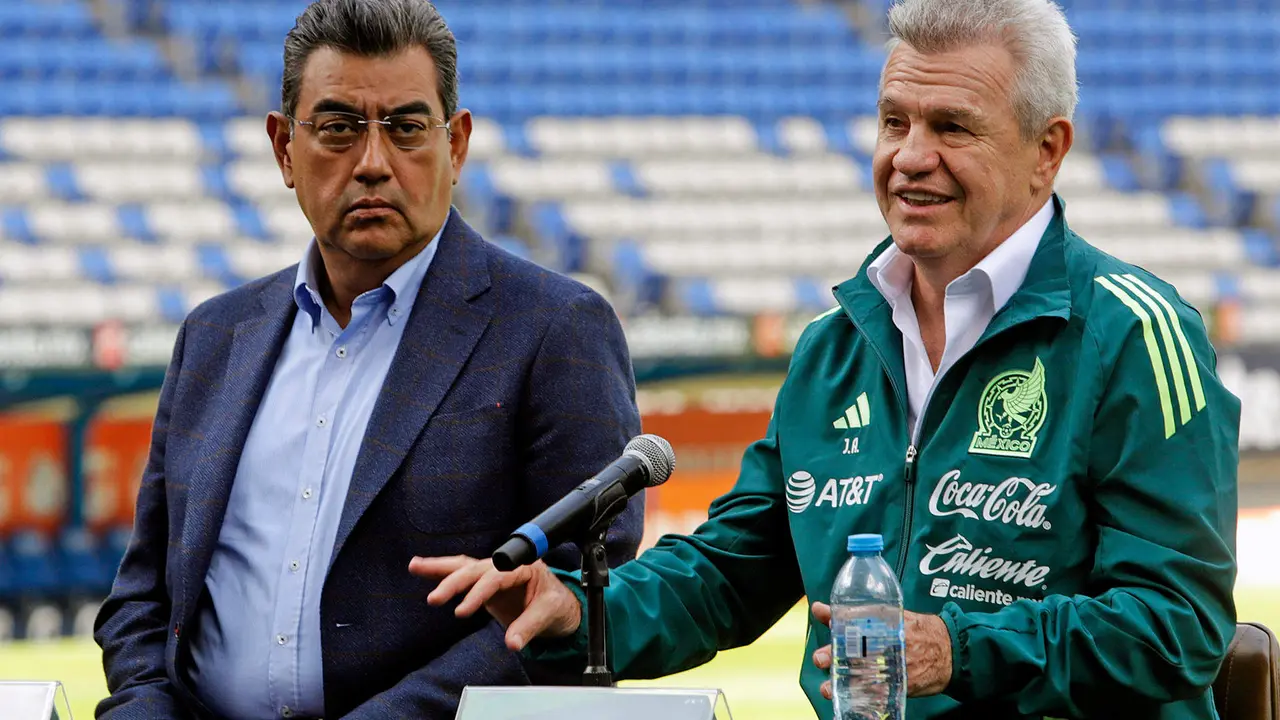 Imagen de archivo del gobernador del estado de Puebla, Sergio Salom&oacute;n C&eacute;spede (i), y el seleccionador de M&eacute;xico, Javier Aguirre (d). EFE/ Hilda R&iacute;os