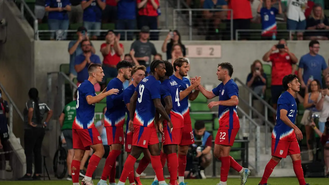 Jugadores de la selecci&oacute;n de Estados Unidos celebran un gol ante Panam&aacute; en un partido amistoso. EFE/DUSTIN SAFRANEK