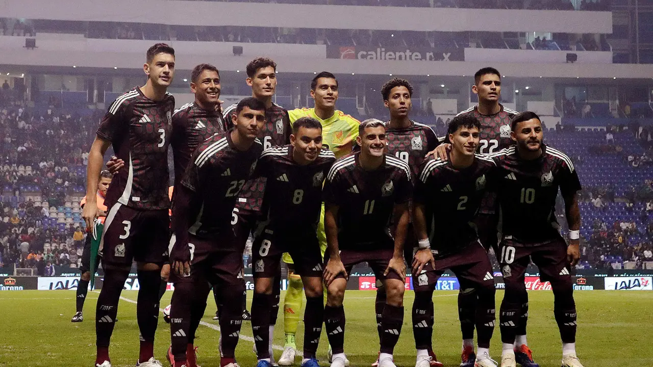Jugadores de la Selecci&oacute;n Nacional de M&eacute;xico posan previo a un juego amistoso celebrado en el estadio Cuauht&eacute;moc de la ciudad de Puebla (M&eacute;xico). EFE/Hilda R&iacute;os