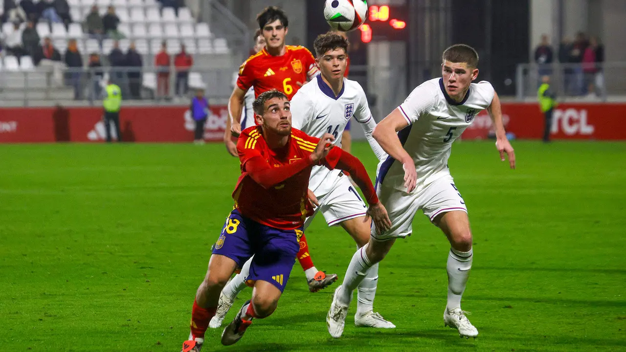 El delantero espa&ntilde;ol Iker Bravo (i) pelea una posesi&oacute;n durante el partido amistoso que se est&aacute; disputando este viernes en el Estadio Municipal de la L&iacute;nea de la Concepci&oacute;n, C&aacute;diz, entre las selecciones sub-21 de Espa&ntilde;a e Inglaterra.EFE/ A.Carrasco Ragel.