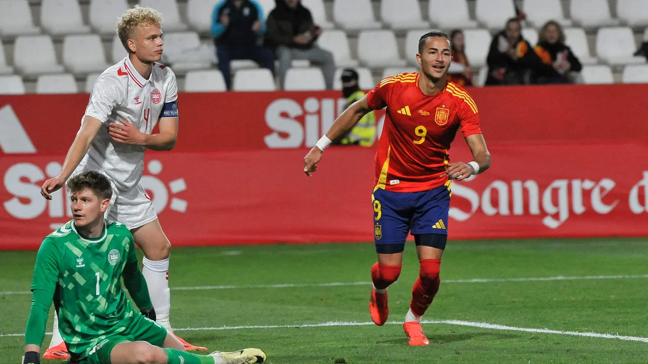 El jugador de Espa&ntilde;a Mateo Joseph (d) celebra un gol durante el partido de f&uacute;tbol amistoso de categor&iacute;a sub 21 entre Espa&ntilde;a y Dinamarca, este martes en el estadio Carlos Belmonte de Albacete. EFE/ Manu