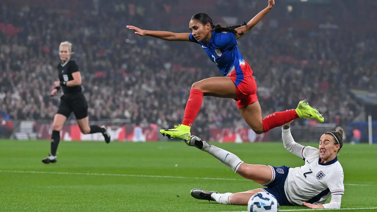 La inglesa Lucy Bronze y la estadounidense Alyssa Thompson en acci&oacute;n durante el partido amistosos que han jugado Inglaterra y EEUU en Wembley, Reino Unido. EFE/EPA/VINCE MIGNOTT