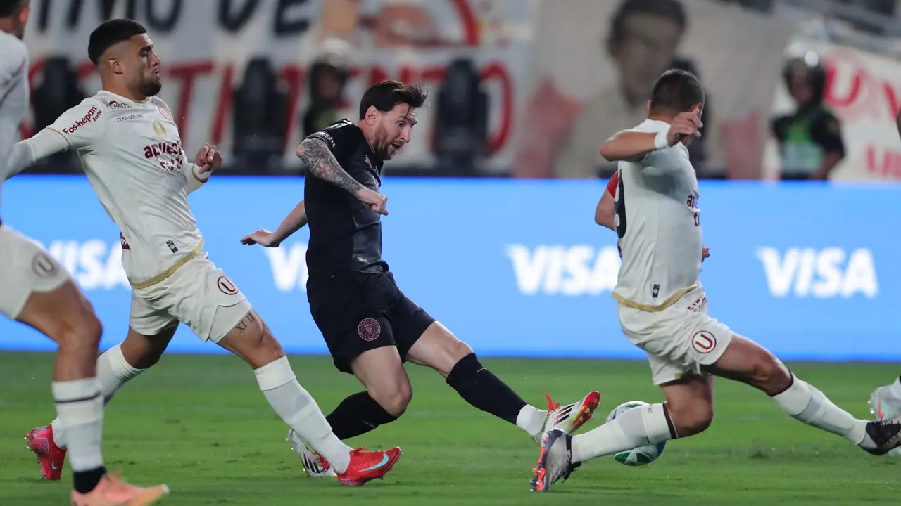 AMDEP1585. LIMA (PER&Uacute;), 29/01/2025.- Lionel Messi (c) de Inter controla un bal&oacute;n este mi&eacute;rcoles, en un partido amistoso entre Universitario e Inter Miami en el estadio Monumental en Lima (Per&uacute;). EFE/ Paolo Aguilar