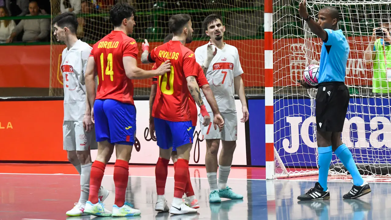 Los jugadores de la selecci&oacute;n espa&ntilde;ola de f&uacute;tbol sala Gordillo (2-i) y Rivillos (3-i) y el suizo Silverio (2-d), durante el partido clasificatorio para la Eurocopa de f&uacute;tbol sala que las selecciones de Espa&ntilde;a y Suiza han disputado este martes en Segovia. EFE/Pablo Mart&iacute;n