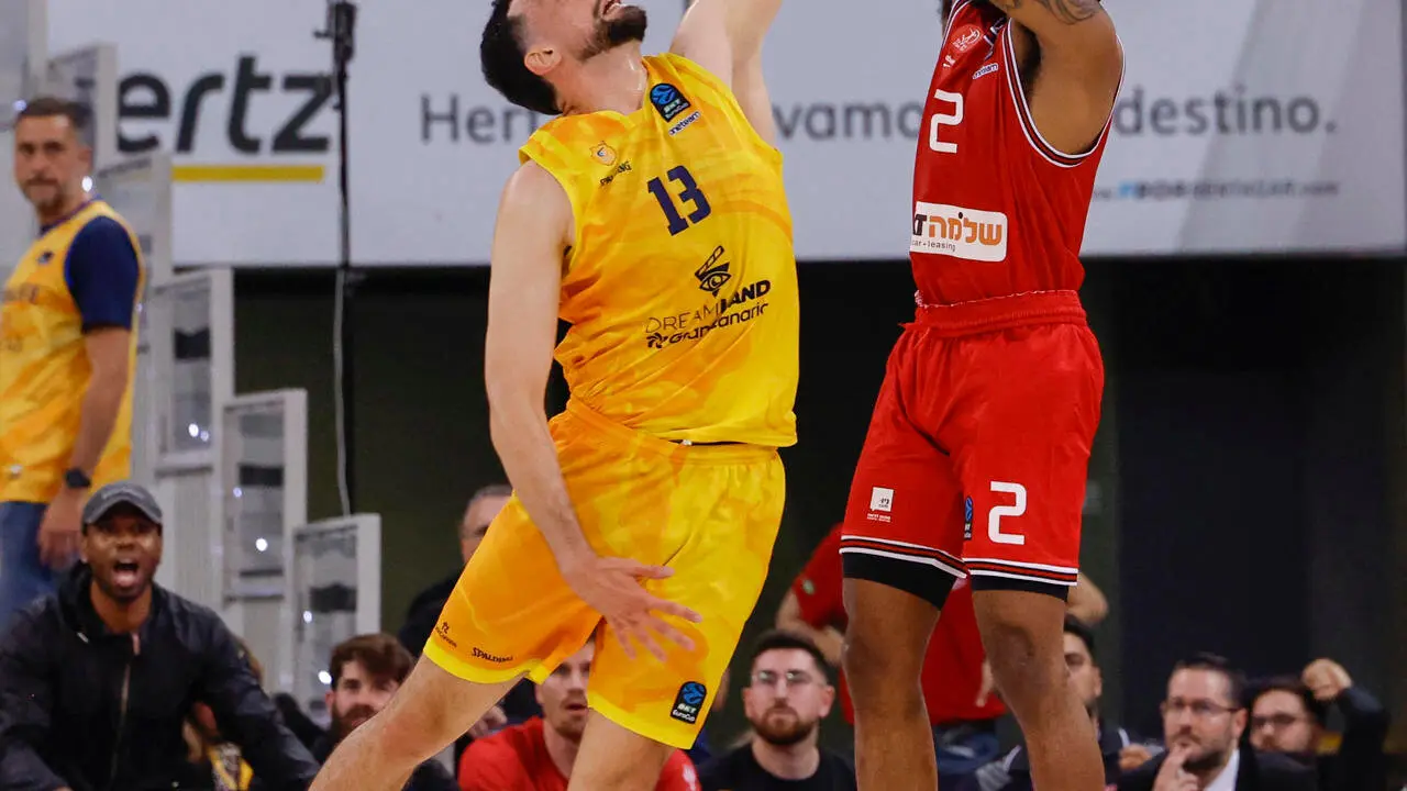 El alero franc&eacute;s de Gran Canaria, Pierre Pelos (i), defiende el lanzamiento del jugador del Hapoel Tel Aviv durante el segundo partido de la final de la Eurocopa que Dreamland Gran Canaria y Hapoel Tel Aviv disputan este viernes en Las Palmas. EFE/Elvira Urquijo
