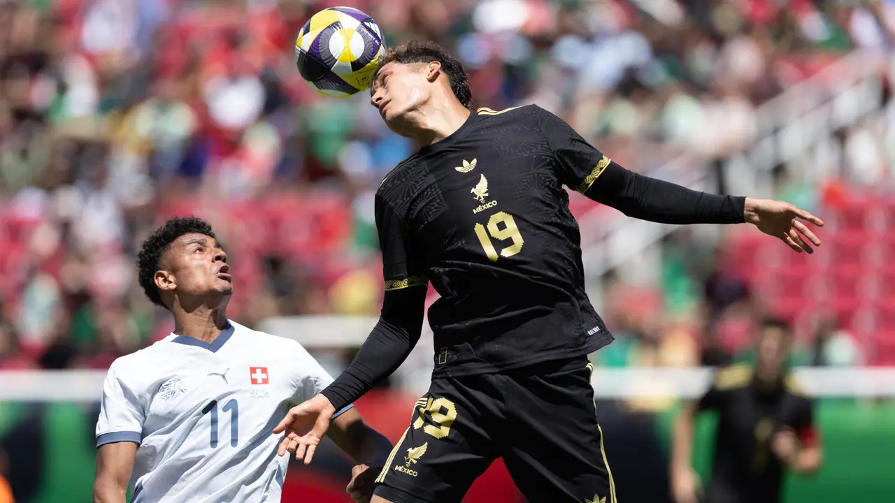 Jes&uacute;s Orozco (d) de M&eacute;xico disputa un bal&oacute;n con Dan Ndoye de Suiza este s&aacute;bado, durante un partido amistoso entre M&eacute;xico y Suiza en el estadio Rice- Eccles de Salt Lake City (Estados Unidos). EFE/ Carlos Ram&iacute;rez