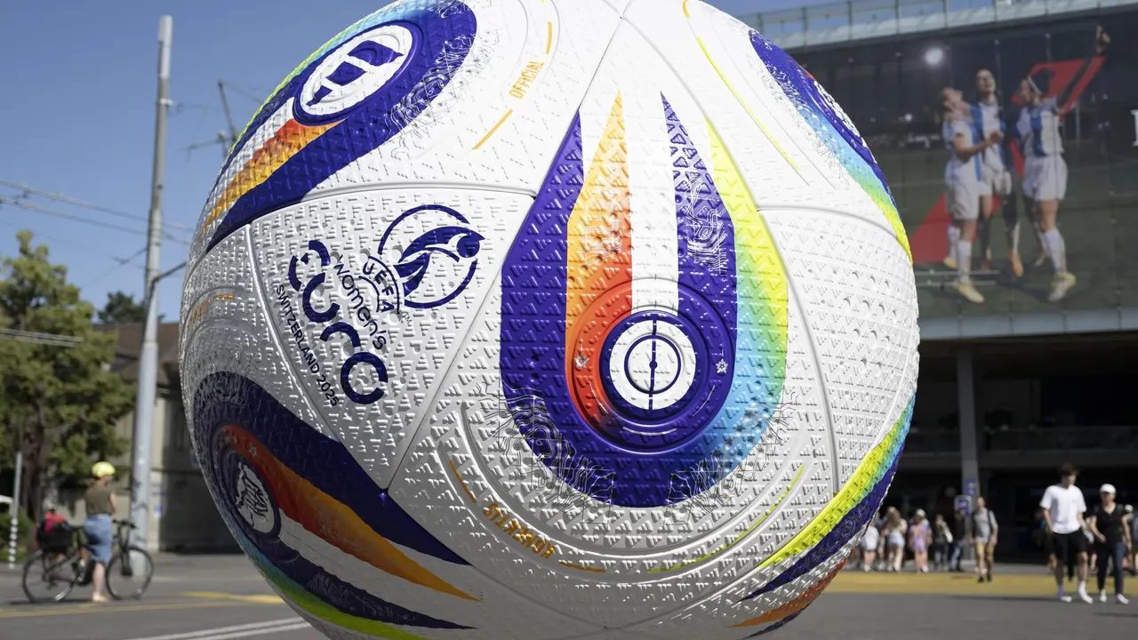 Un bal&oacute;n gigante de la Eurocopa femenina 2025 colocado en una plaza de la ciudad de Berna, Suiza. EFE/EPA/ANTHONY ANEX