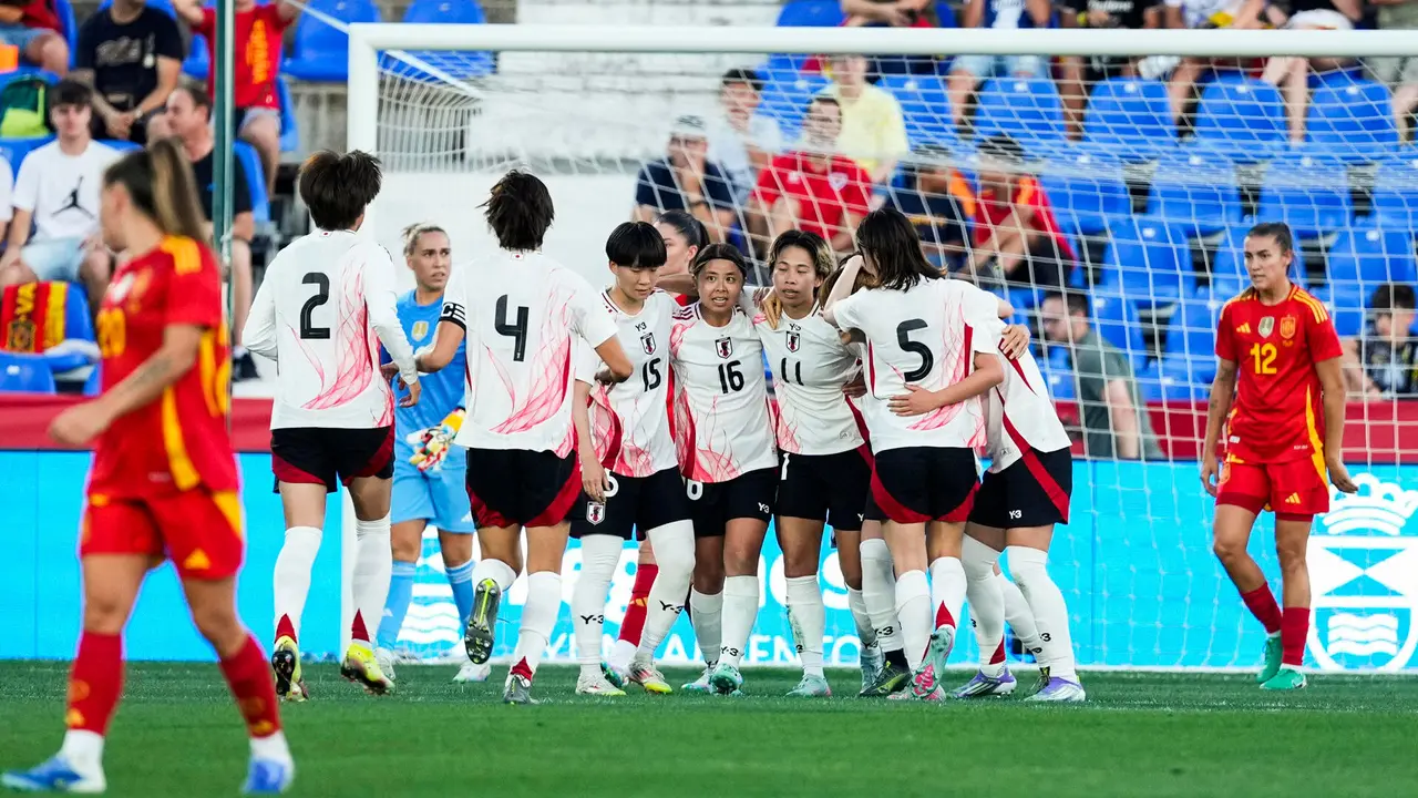 Las jugadoras de Jap&oacute;n celebran el gol de Mina Tanaka, durante el partido amistoso que disputan las selecciones femeninas de Espa&ntilde;a y Jap&oacute;n en el estadio Butarque de Legan&eacute;s (Comunidad de Madrid). EFE/Borja S&aacute;nchez-Trillo