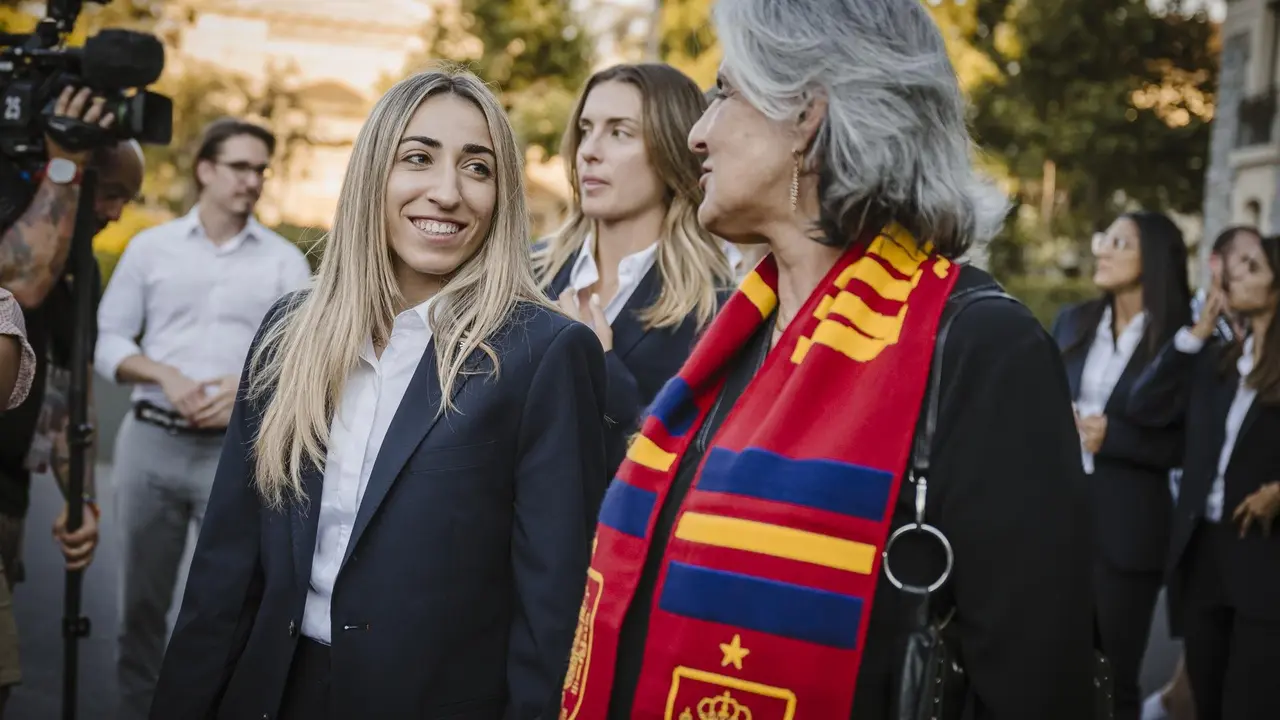 La espa&ntilde;ola Olga Carmona junto a la embajadora Maria Celsa Nuno Garcia en el hotel Royal Savoy en Lausana, Suiza. EFE/EPA/GABRIEL MONNET