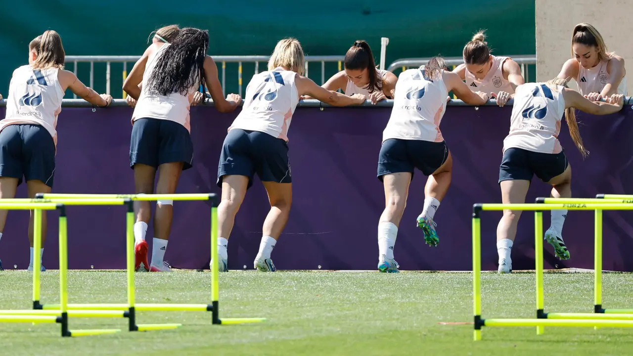 Las jugadoras de la selecci&oacute;n espa&ntilde;ola durante el entrenamiento en Lausana (Suiza).-EFE/ Ana Escobar