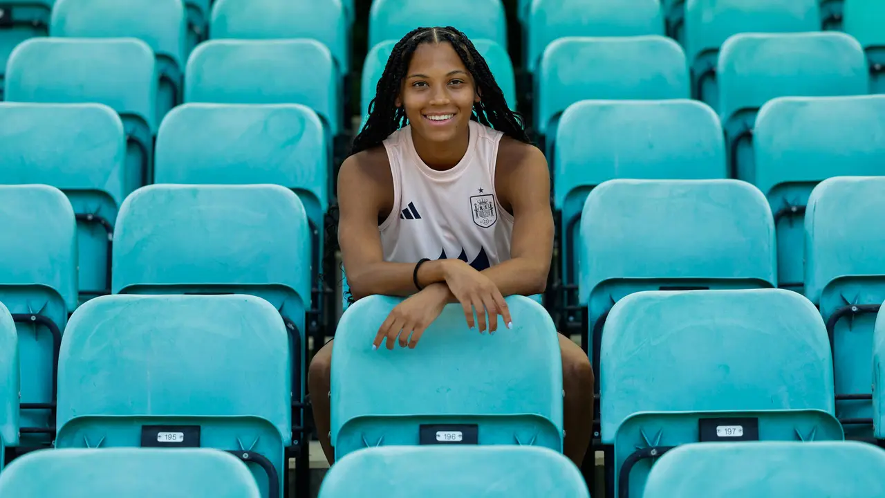 - La jugadora de la selecci&oacute;n espa&ntilde;ola de f&uacute;tbol Vicky L&oacute;pez, ofrece una entrevista a EFE este martes en Lausana (Suiza), en la que habl&oacute; de su gran motivaci&oacute;n en esta Eurocopa y las ganas que tiene de disputarla despu&eacute;s de perder dos finales de este torneo con la selecci&oacute;n sub-17. &ldquo;Dicen que a la tercera va a la vencida, ojal&aacute; que se d&eacute;&rdquo;, apunt&oacute;. EFE/ Ana Escobar