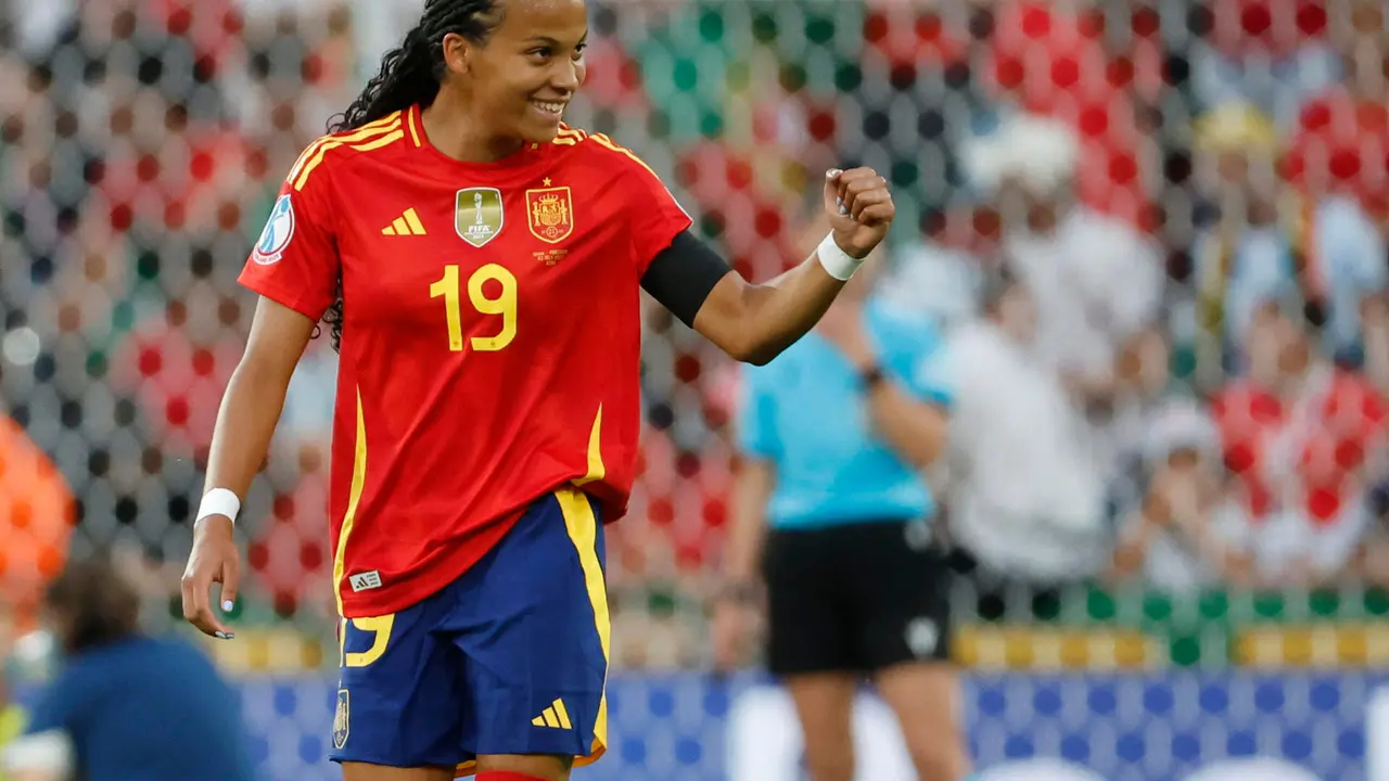 Vicky L&oacute;pez de Espa&ntilde;a celebra un gol durante el partido del grupo B de la Eurocopa Femenina 2025 entre Portugal y Espa&ntilde;a en el Stade de Suisse en Berna (Suiza). EFE/ Ana Escobar
