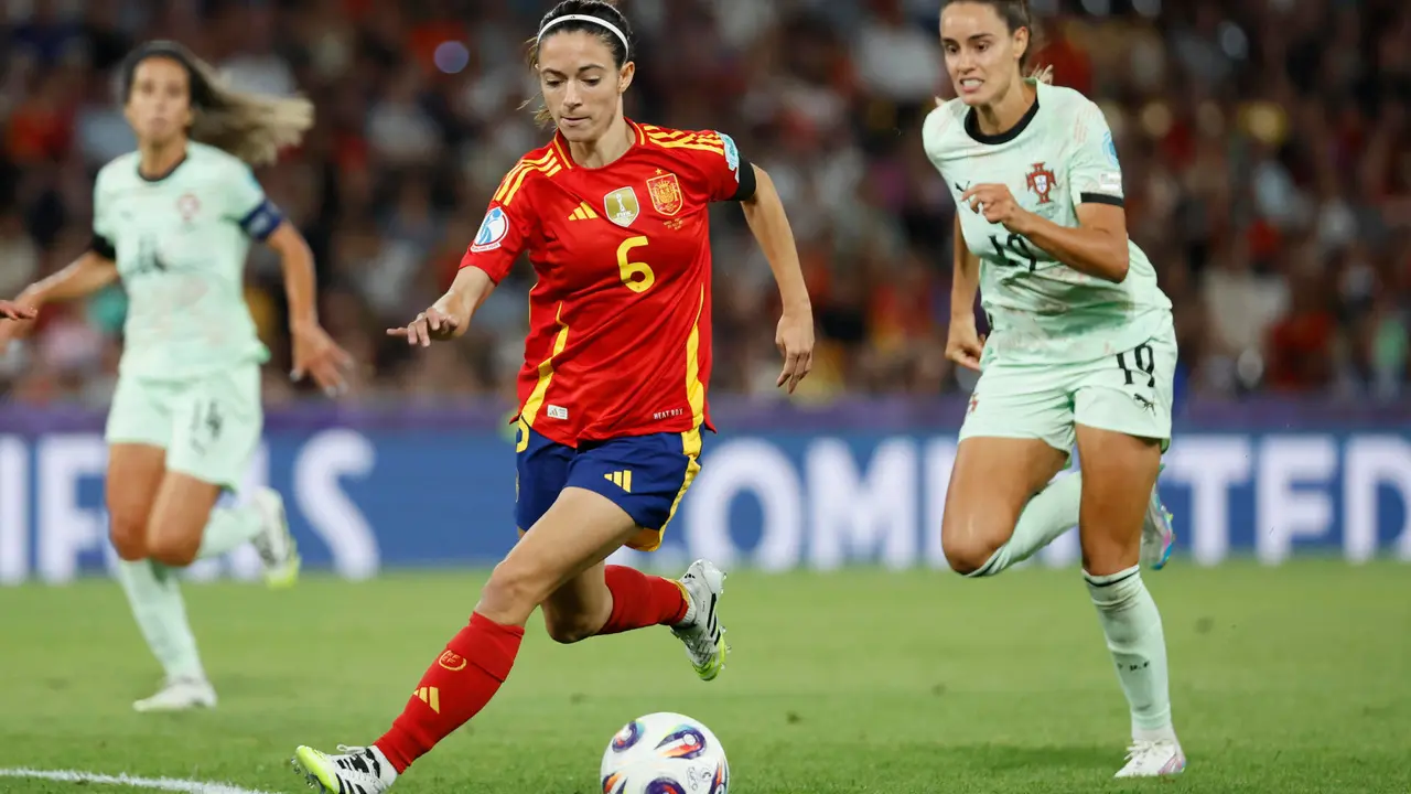 La centrocampista de la selecci&oacute;n espa&ntilde;ola, Aitana Bonmat&iacute; (i), se lleva el bal&oacute;n ante la defensora de Portugal, Diana Gomes, durante el partido del grupo B de la Eurocopa Femenina 2025, disputado este jueves entre Portugal y Espa&ntilde;a, en el Stade de Suisse en Berna. EFE/ Ana Escobar