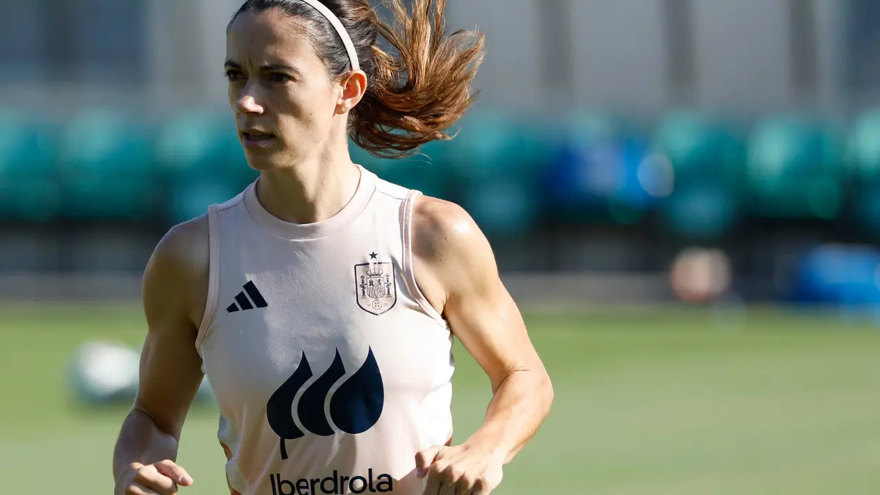 La jugadora de la selecci&oacute;n espa&ntilde;ola, Aitana Bonmat&iacute;, durante el entrenamiento que el combinado espa&ntilde;ol ha realizado hoy viernes en la ciudad suiza de Lausana. EFE / Ana Escobar.