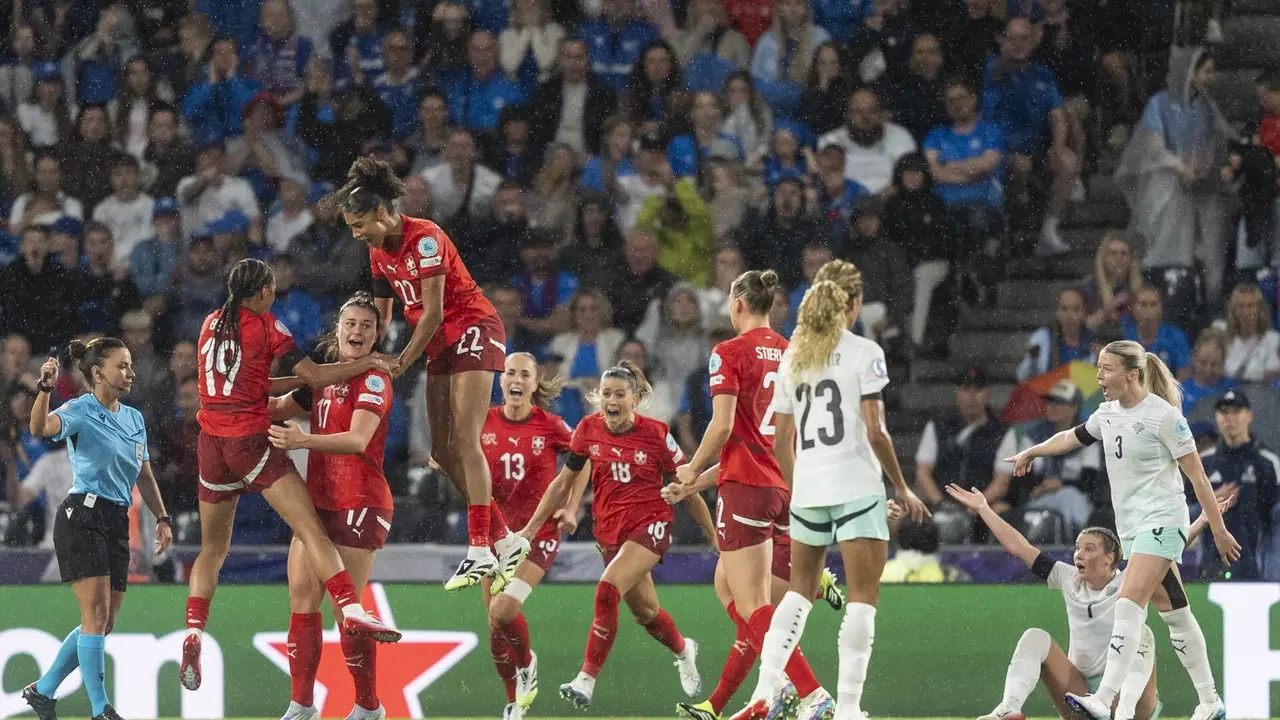 Las jugadoras de Suiza celebran el 1-0 ante Islandia en la segunda jornada de la Eurocopa en Berna. EFE/EPA/SALVATORE DI NOLFI