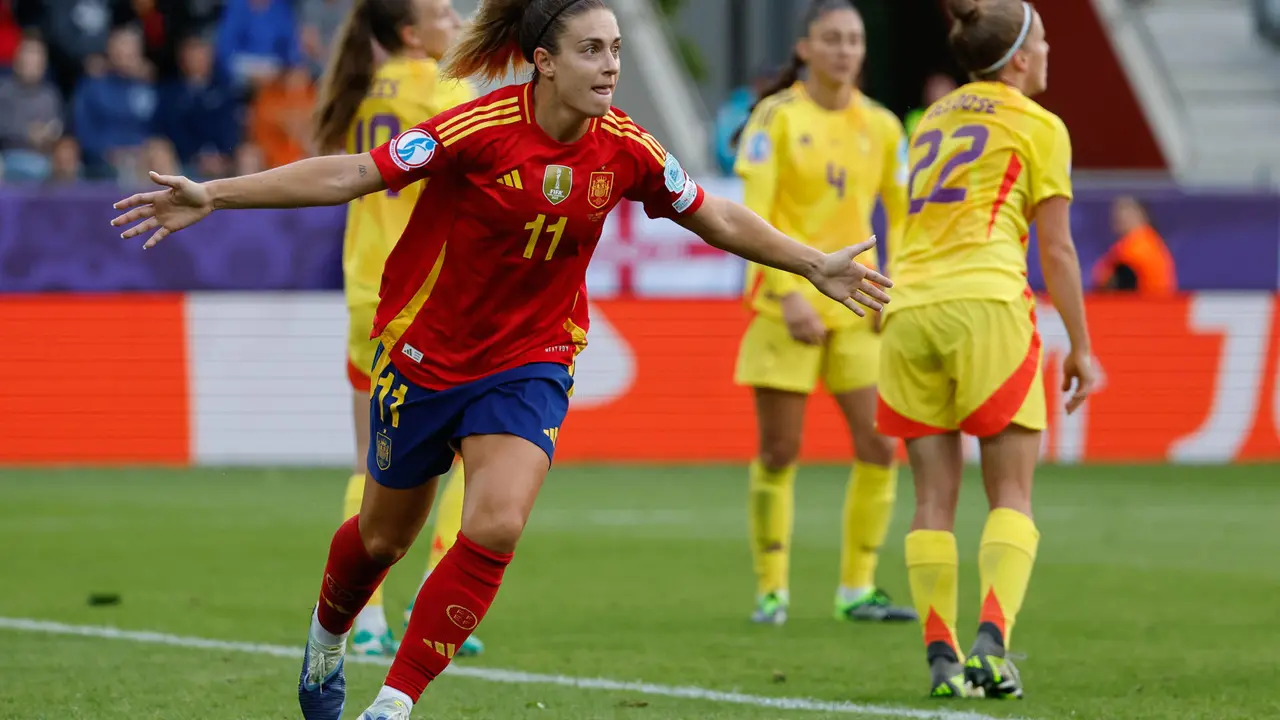La centrocampista espa&ntilde;ola Alexia Putellas celebra tras marcar el 6-2 durante el partido de la segunda jornada de la fase de grupos de la Eurocopa 2025 entre la selecci&oacute;n de Espa&ntilde;a y la selecci&oacute;n de B&eacute;lgica, este lunes en el Stockhorn Arena en Thun, Suiza. EFE/ Ana Escobar