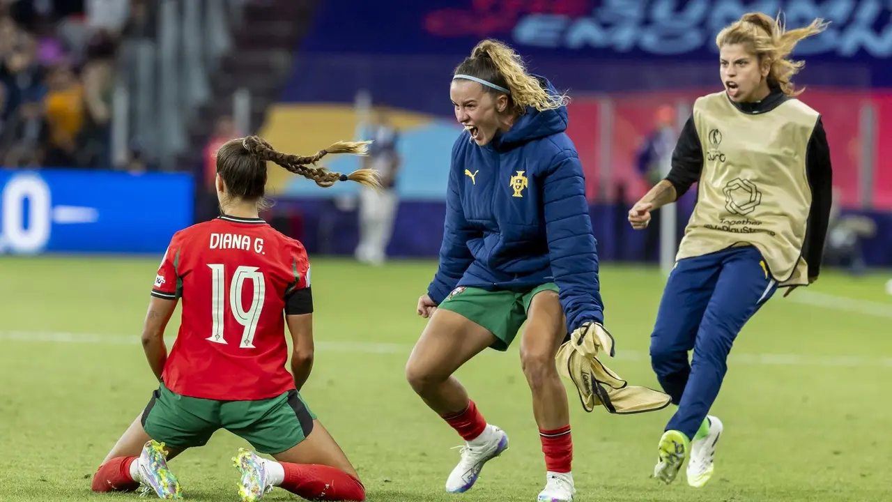 La selecci&oacute;n portuguesa logr&oacute; empatar por 1-1 ante Italia con un gol en el minuto 89 de Diana Gomes (en la imagen) y permiti&oacute; a Espa&ntilde;a clasificarse matem&aacute;ticamente para los cuartos de final de la Eurocopa que se disputa en Suiza. EFE/EPA/SALVATORE DI NOLFI EDITORIAL USE ONLY