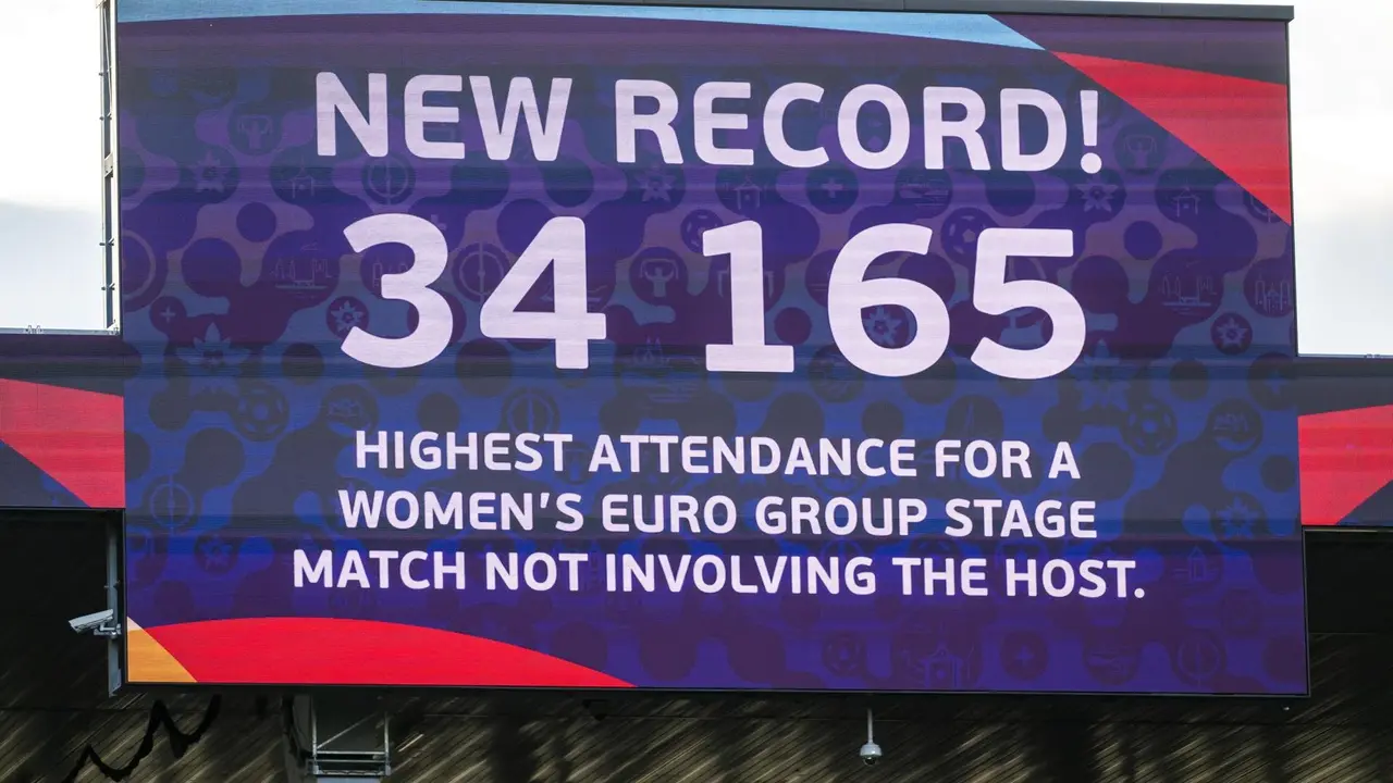 El partido entre Alemania y Dinamarca de la fase de grupos de la Eurocopa Femenina 2025, disputado este martes, registr&oacute; una asistencia de 34.165 aficionadosEFE/EPA/GEORGIOS KEFALAS