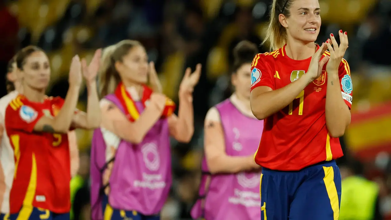 Las jugadoras de la selecci&oacute;n espa&ntilde;ola celebran su victoria sobre Italia a la finalizaci&oacute;n del partido de este viernes de la Eurocopa 2025. EFE/Ana Escobar