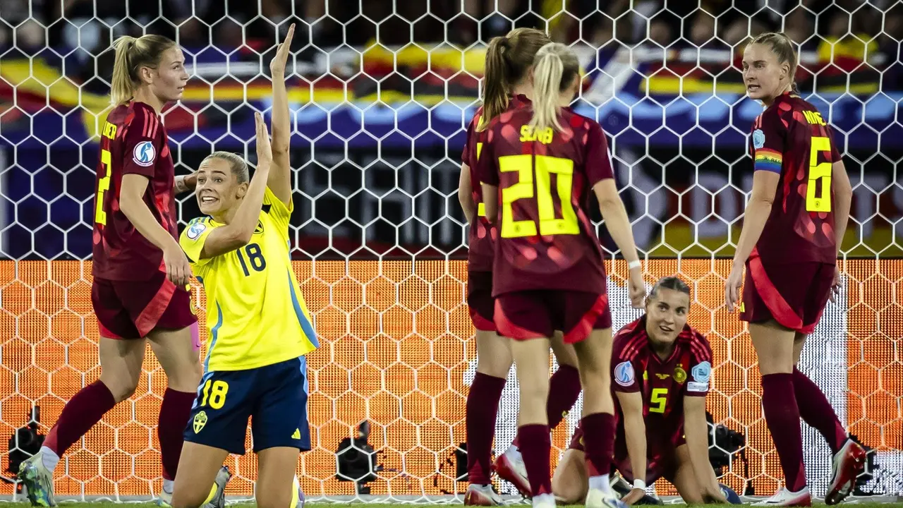 La jugadora sueca Fridolina Rolfo (2-I) reclama mano mientras las jugadoras alemanas se lamentan durante el partido de la Eurocopa femenina jugado en Z&uacute;rich, Suiza. EFE/EPA/MICHAEL BUHOLZER