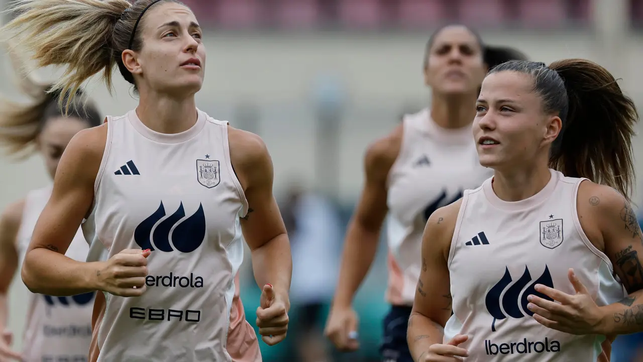 Las jugadoras de la selecci&oacute;n espa&ntilde;ola de f&uacute;tbol Alexia Putellas (i) y Claudia Pina durante el entrenamiento llevado a cabo este mi&eacute;rcoles en Lausana, para preparar el partido de cuartos de final de la Eurocopa que disputan contra la selecci&oacute;n de Suiza el pr&oacute;ximo viernes. EFE/ Ana Escobar