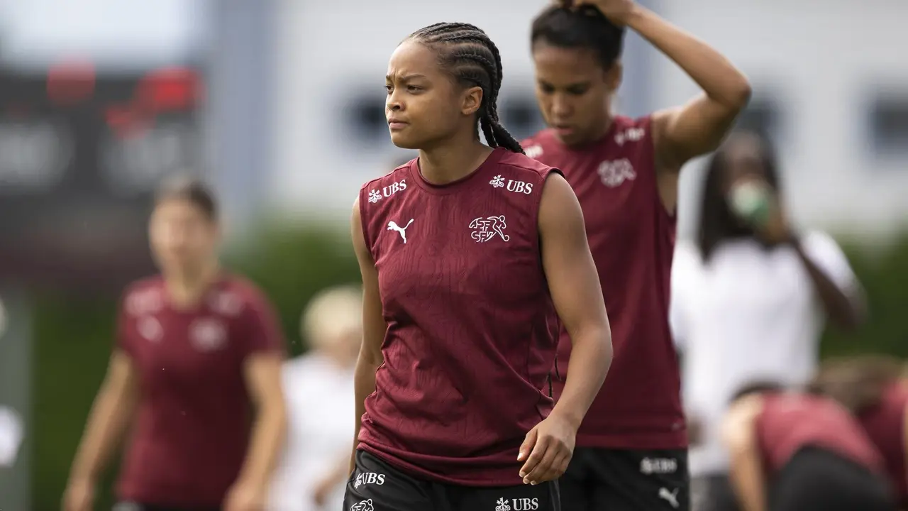 Leila Wandeler, de Suiza, durante una sesi&oacute;n de entrenamiento de la selecci&oacute;n femenina suiza de f&uacute;tbol en Thun EFE/EPA/ANTHONY ANEX