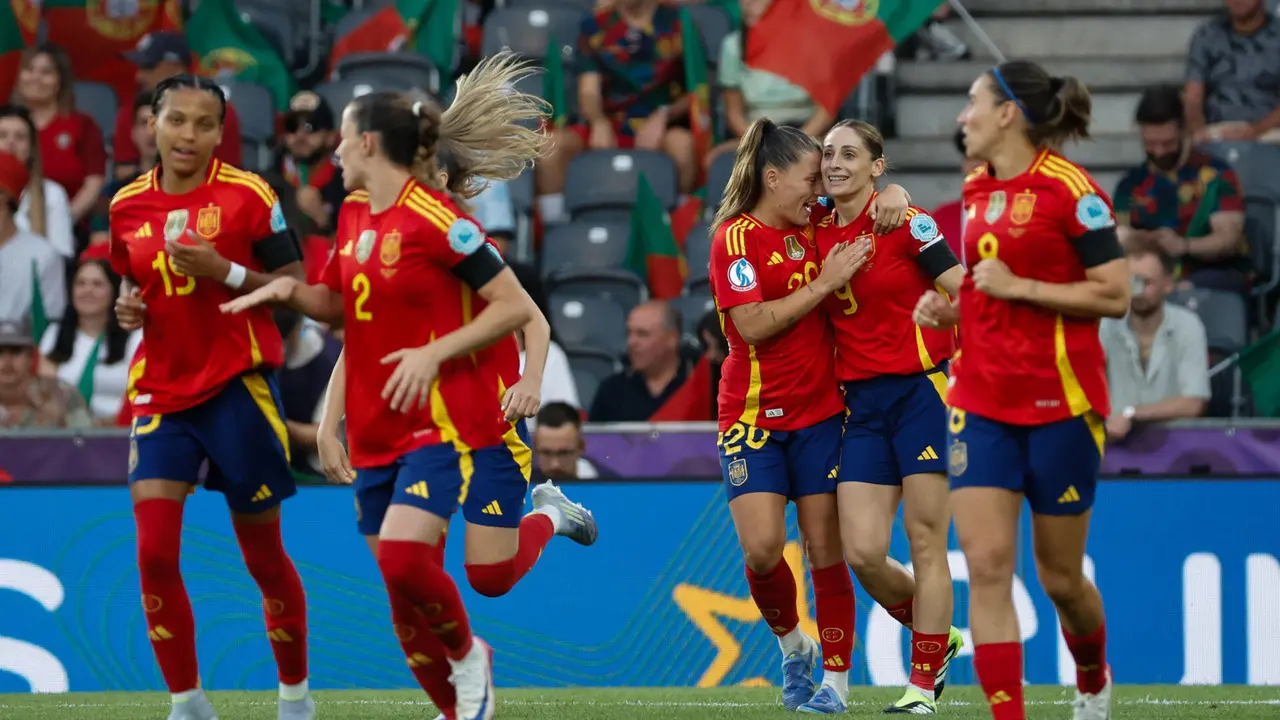 La delantera espa&ntilde;ola Esther Gonz&aacute;lez (2d) celebra tras anotar el primer gol del equipo este jueves, durante el partido del grupo B de la Eurocopa Femenina 2025, entre Portugal y Espa&ntilde;a, en el Stade de Suisse en Berna. EFE/ Ana Escobar