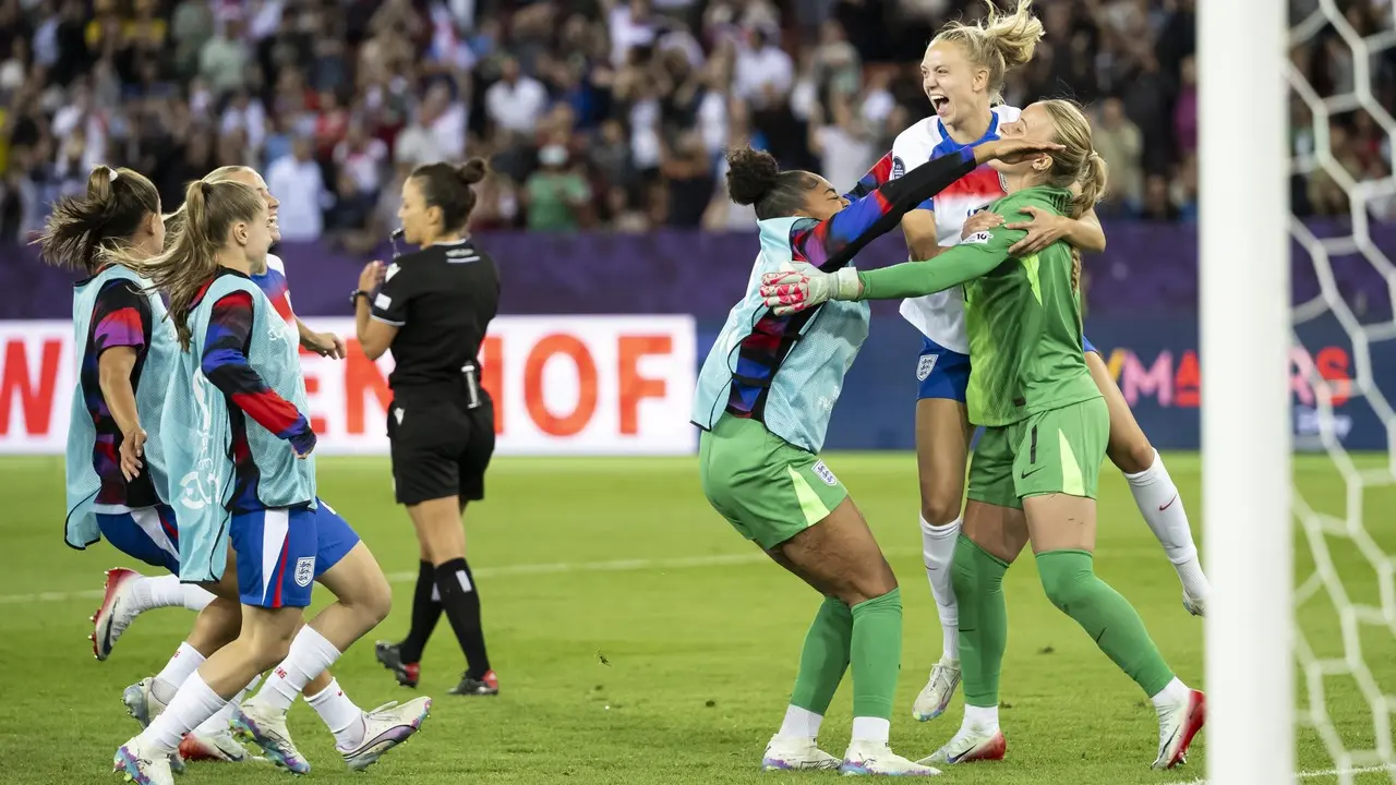 Las jugadoras de Inglaterra celebran la clasificaci&oacute;n para las semifinales.EFE/EPA/ENNIO LEANZA