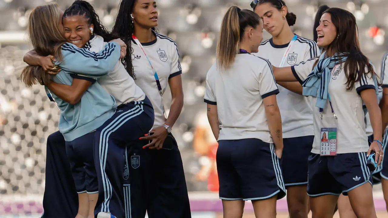 Las jugadoras espa&ntilde;olas en el terreno de juego, antes del partido de cuartos de final de la Eurocopa que Suiza y Espa&ntilde;a disputan este viernes en el estadio de Wankdorf, en Berna. EFE/Ana Escobar