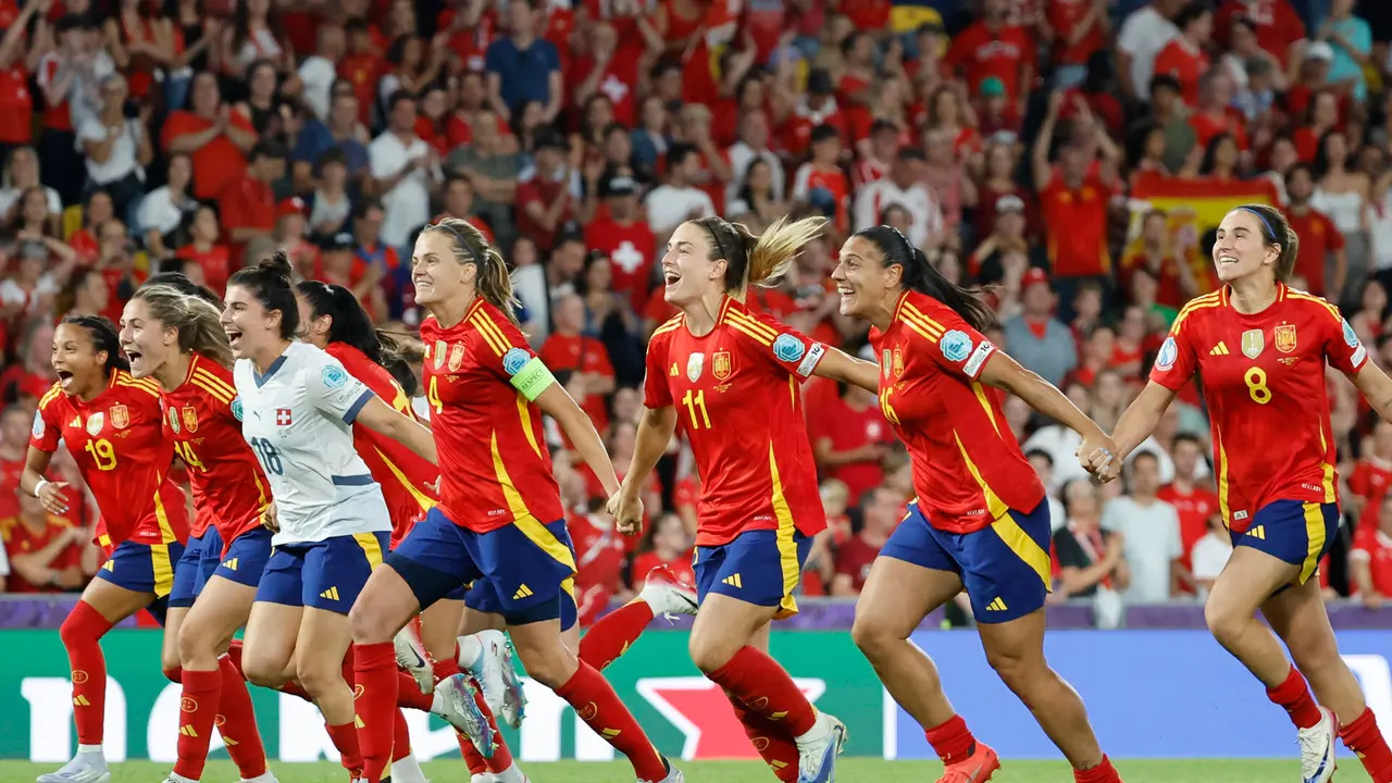 Las jugadoras de la selecci&oacute;n espa&ntilde;ola celebran su victoria tras el partido de cuartos de final de la Eurocopa 2025 entre Suiza y Espa&ntilde;a en el estadio de Wankdorf, en Berna (Suiza). EFE/Ana Escobar