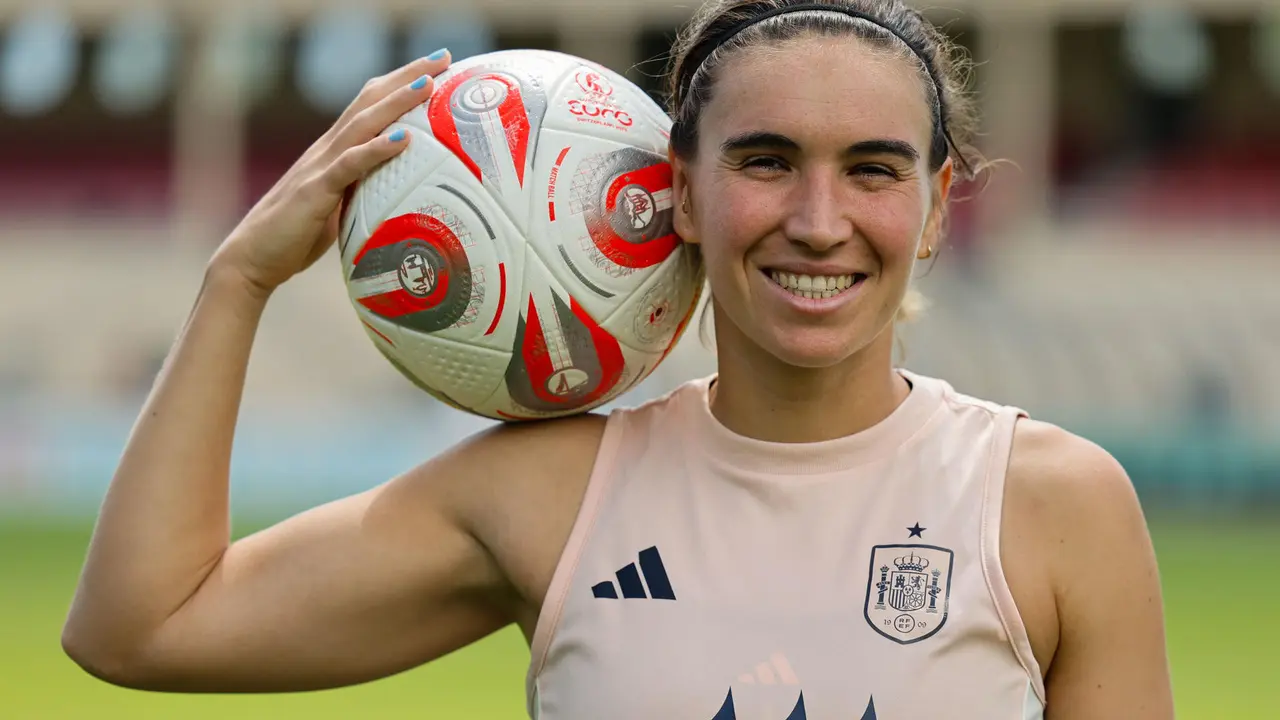 Mariona Caldentey (Felanitx, Mallorca, 1996) quiere seguir haciendo historia con la selecci&oacute;n espa&ntilde;ola, que est&aacute; a un partido de pasar a su primera final de una Eurocopa despu&eacute;s de luchar mucho tanto dentro como fuera del campo. EFE/ Ana Escobar