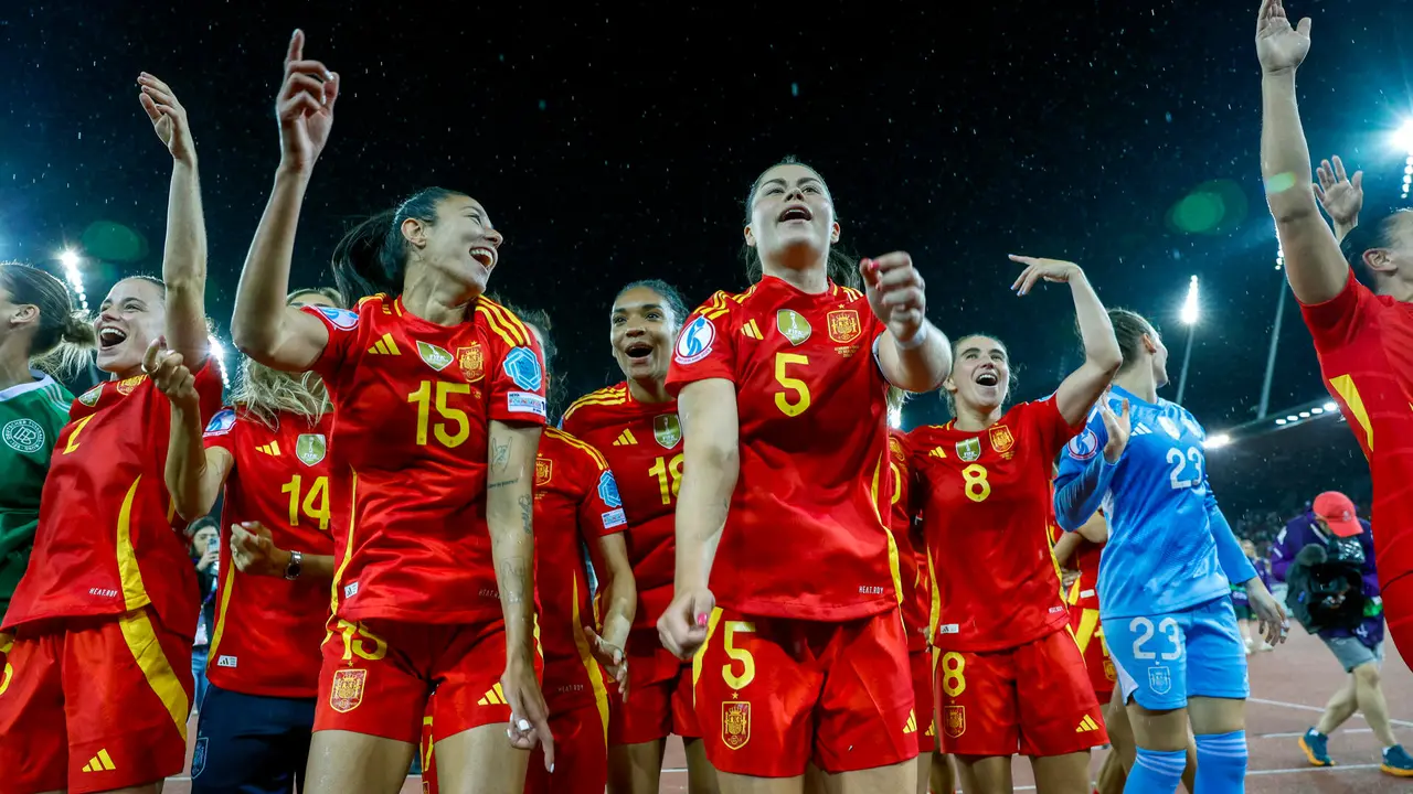 Las jugadoras de la selecci&oacute;n espa&ntilde;ola celebran su victoria a la finalizaci&oacute;n del encuentro correspondiente a la semifinal de la Eurocopa Femenina 2025 que han disputado este mi&eacute;rcoles ante Alemania. EFE/ Ana Escobar