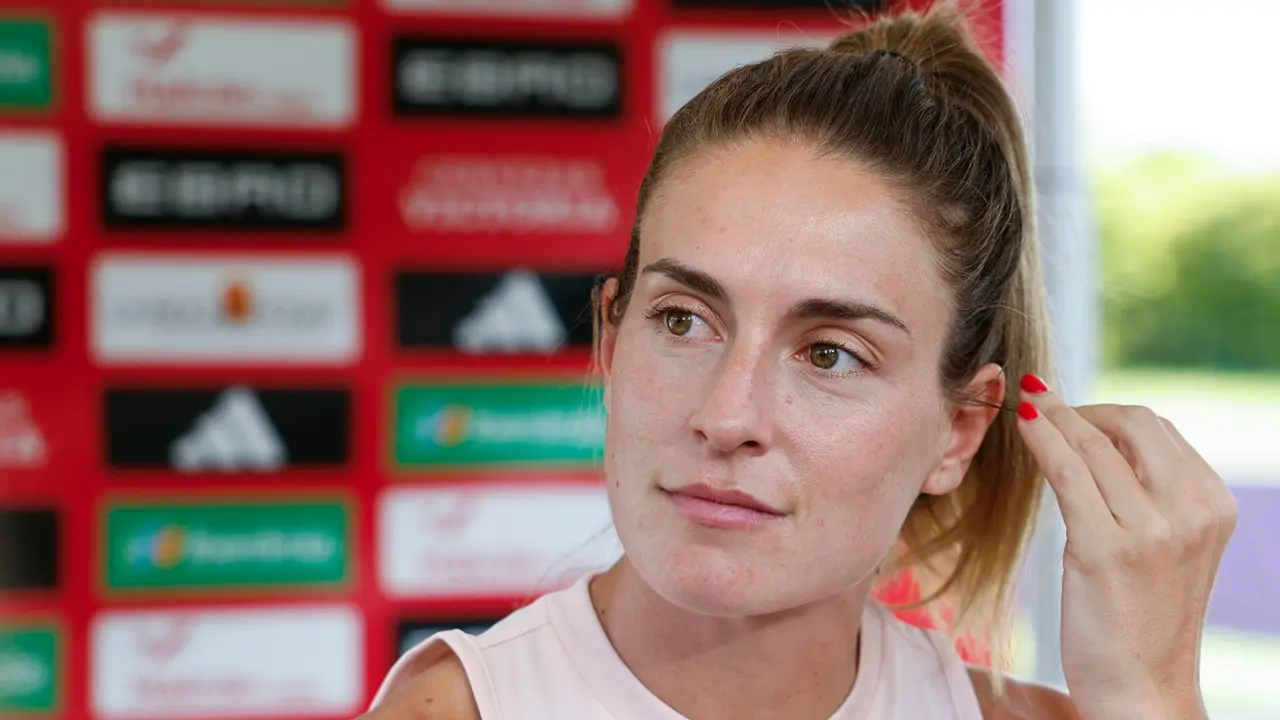 La jugadora de la selecci&oacute;n espa&ntilde;ola, Alexia Putellas, durante la rueda de prensa que ha ofrecido hoy jueves en Lausana, previa a la final que disputan el pr&oacute;ximo domingo frente a Inglaterra. EFE / Ana Escobar.