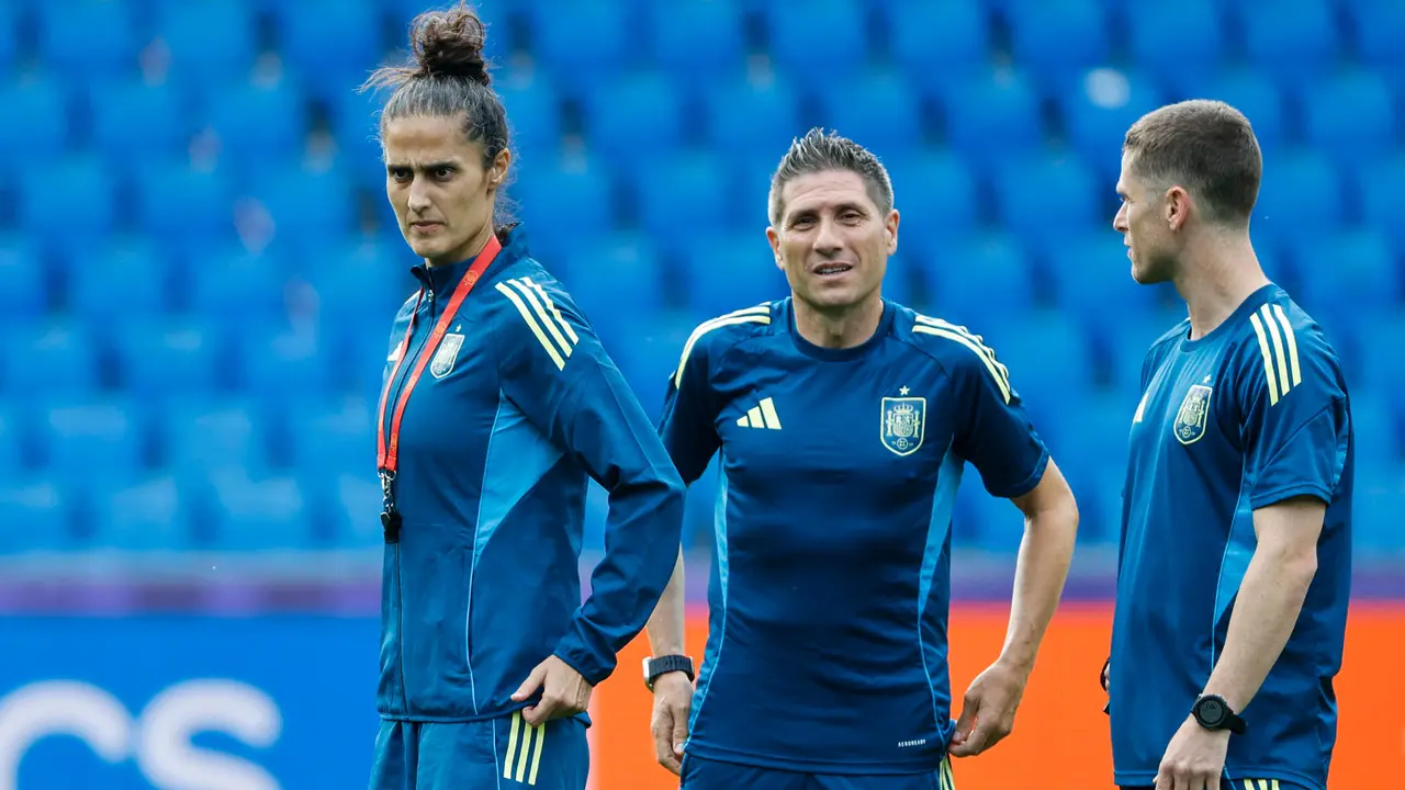La entrenadora de la selecci&oacute;n espa&ntilde;ola, Montse Tom&eacute; (i), dirige un entrenamiento este s&aacute;bado, en el St. Jakob Park de Basilea (Suiza), previo al partido de final de la Eurocopa Femenina 2025 que disputan Espa&ntilde;a e Inglaterra. EFE/ Ana Escobar