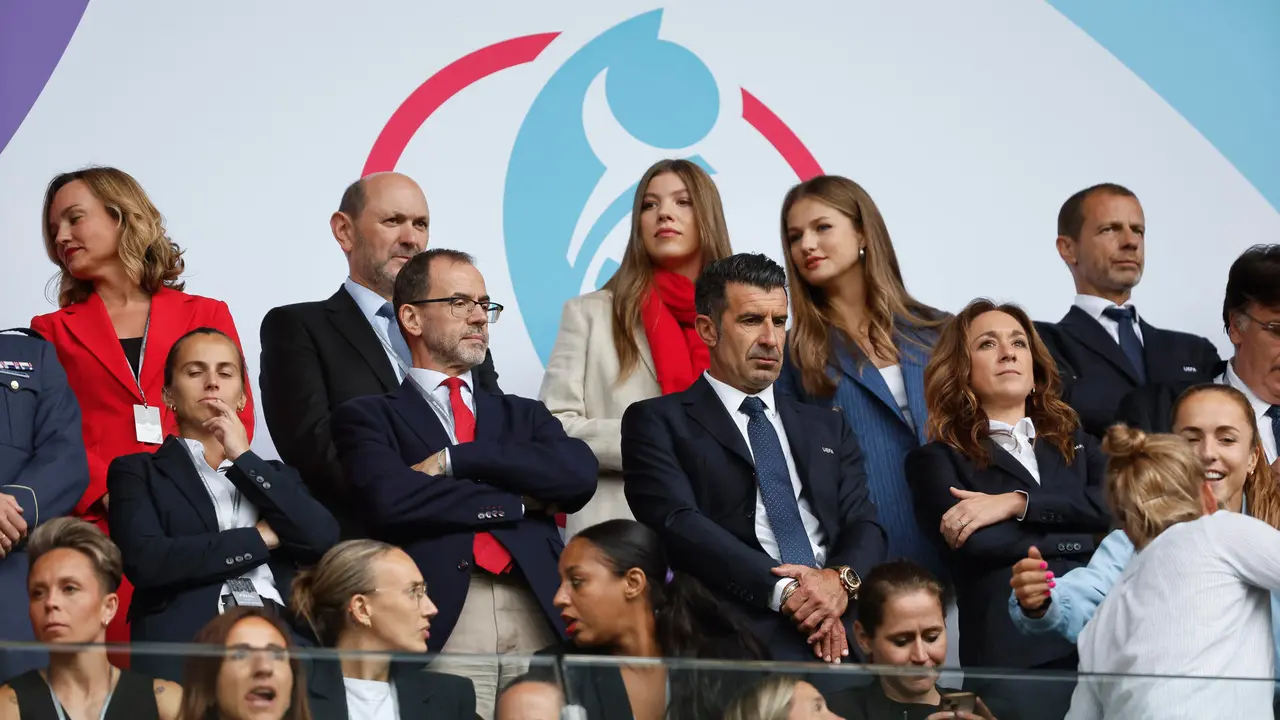 La princesa Leonor y la infanta Sofia, acompa&ntilde;adas por el presidente de la Federaci&oacute;n Espa&ntilde;ola de F&uacute;tbol, Rafael Louz&aacute;n (2i), en el palco de autoridades antes del inicio del encuentro correspondiente a la final de la Eurocopa Femenina 2025 que disputan este domingo Espa&ntilde;a e Inglaterra en el St. Jakob Park de Basilea (Suiza). EFE/ Ana Escobar.