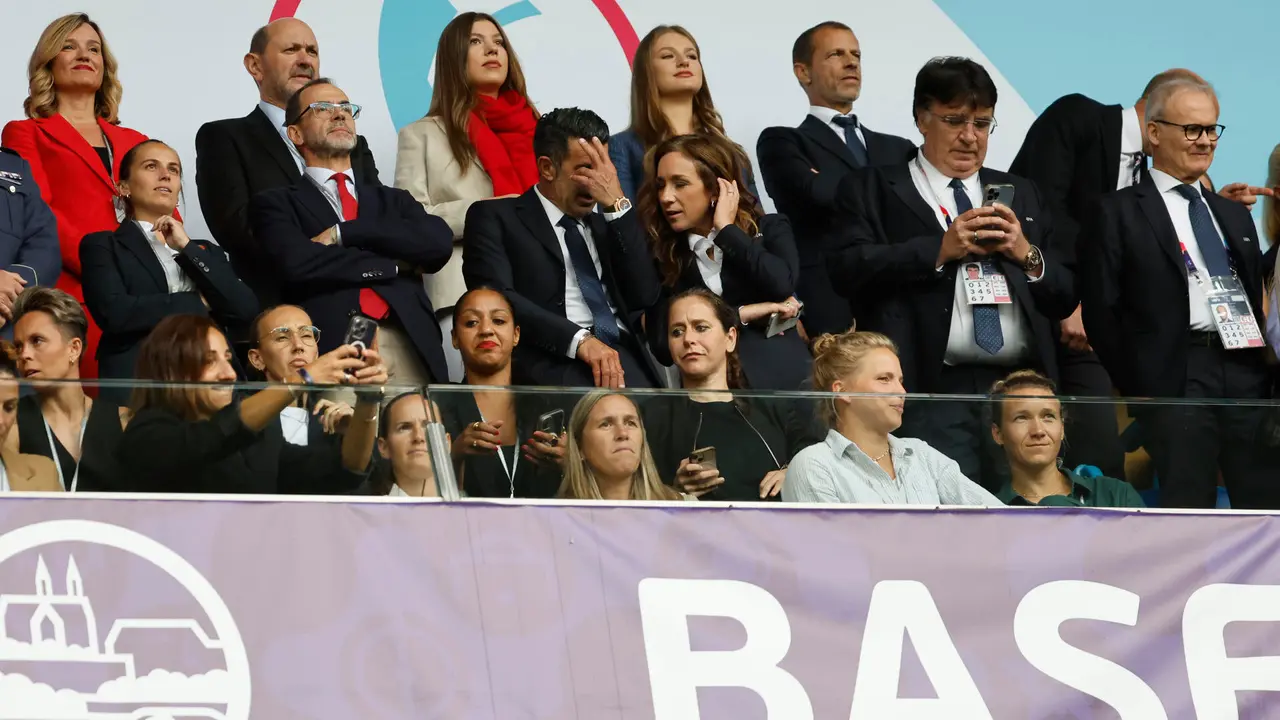 La princesa Leonor y la infanta Sofia, acompa&ntilde;adas por el presidente de la Federaci&oacute;n Espa&ntilde;ola de F&uacute;tbol, Rafael Louz&aacute;n (2i), en el palco de autoridades antes del inicio del encuentro correspondiente a la final de la Eurocopa Femenina 2025 que disputan este domingo Espa&ntilde;a e Inglaterra en el St. Jakob Park de Basilea (Suiza). EFE/ Ana Escobar.
