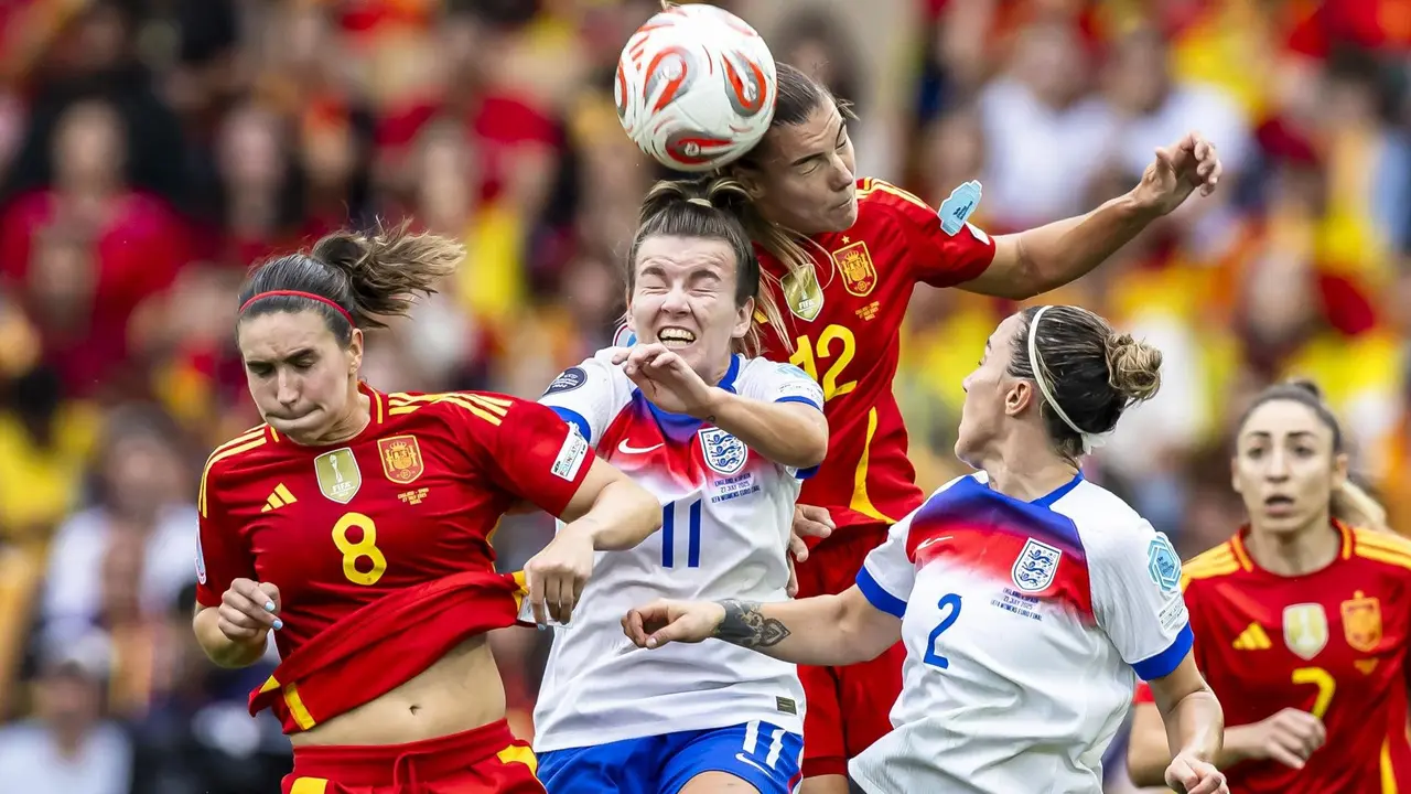 Jugadoras de Espa&ntilde;a e Inglaterra en una acci&oacute;n del partido. (Espa&ntilde;a, Suiza, Basilea) EFE/EPA/MICHAEL BUHOLZER