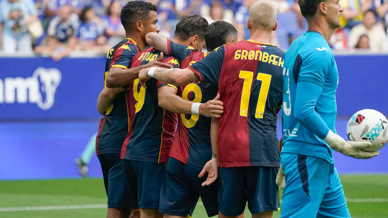 El delantero del G&eacute;nova Vitinha (2i) celebra junto a sus compa&ntilde;eros tras anotar ante el Villarreal durante un encuentro en uno de los actos del centenario del Real Oviedo. El Real Oviedo celebrar&aacute; esta tarde en el Carlos Tartiere uno de los actos de su centenario, que se cumple el a&ntilde;o que viene, en el que los azules disputar&aacute;n un triangular ante dos equipos de m&aacute;xima categor&iacute;a como Villarreal y G&eacute;nova y en el que se homenajear&aacute; al capit&aacute;n Santi Cazorla. Los actos arrancar&aacute;n a las 19:00 horas en el Carlos Tartiere y se disputar&aacute;n tres partidos de 45 minutos cada uno: el primero ser&aacute; el Villarreal-G&eacute;nova, el segundo el Real Oviedo-G&eacute;nova y el tercero el Real Oviedo-Villarreal, partido que tambi&eacute;n se dar&aacute; en La Cer&aacute;mica en la jornada inaugural de la primera divisi&oacute;n. EFE/ Paco Paredes