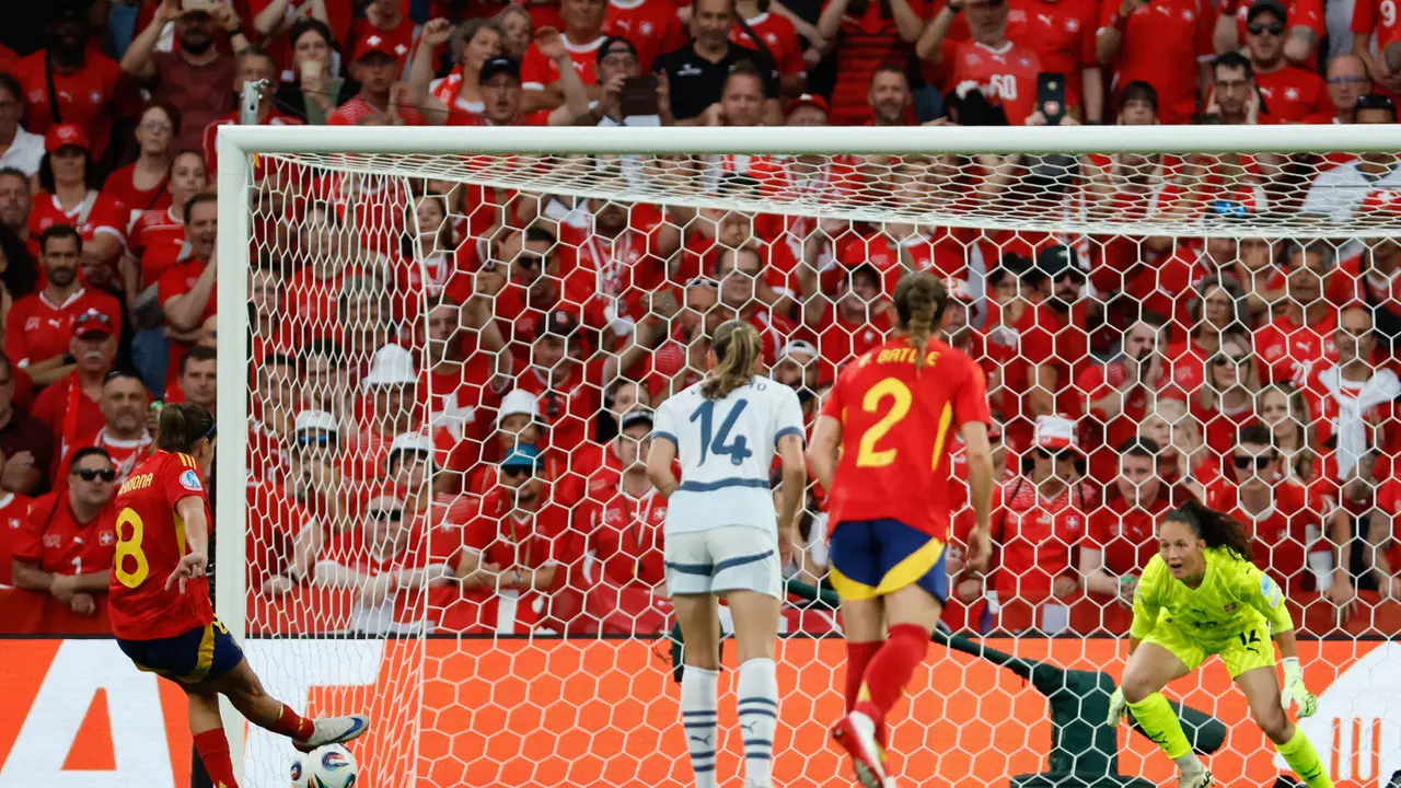 La delantera espa&ntilde;ola Mariona Caldentey lanza un penalti que va fuera de la porter&iacute;a durante el partido de cuartos de final de la Eurocopa 2025 que Suiza y Espa&ntilde;a disputaron en el estadio de Wankdorf, en Berna (Suiza). EFE/Ana Escobar