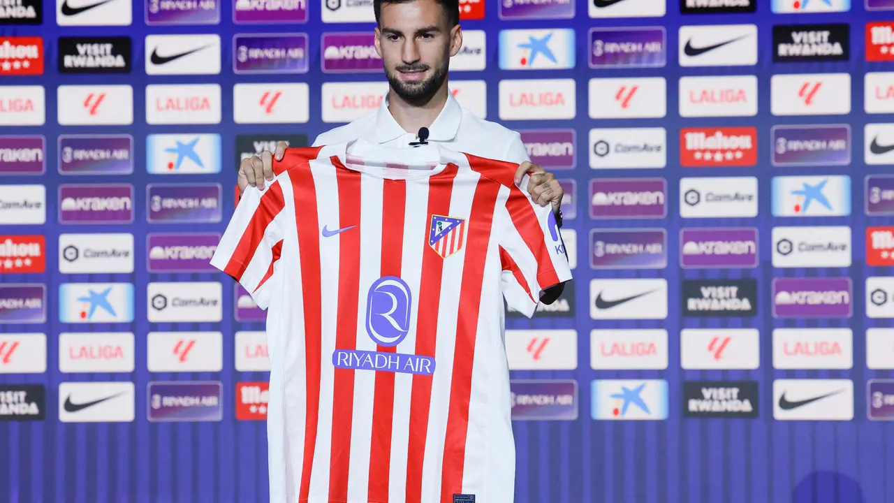 Alex Baena, gran atractivo del renovado Atl&eacute;tico de Madrid, durante su presentaci&oacute;n el pasado lunes. EFE/ Zipi